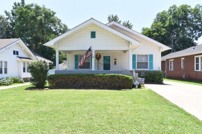 Entire Home*Cherry St*Food*Fun*Drinks*Shop* Tulsa Exterior foto